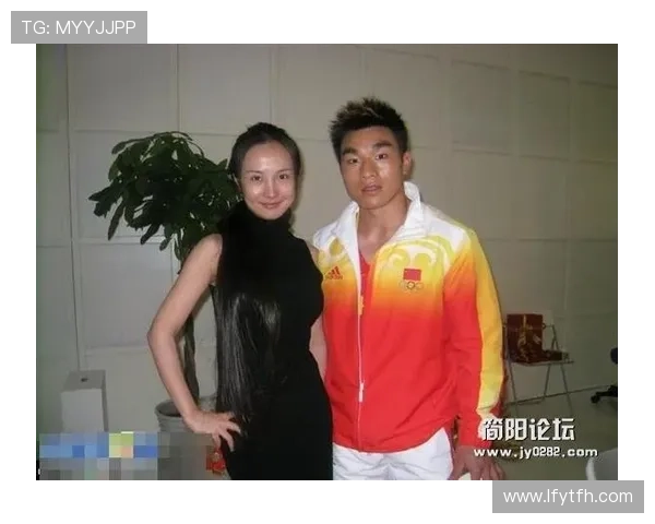 足球巨星与拉拉队亲密合影瞬间曝光 热血场面引爆全场欢呼 足球巨星与拉拉队亲密合影瞬间曝光 热血场面引爆全场欢呼